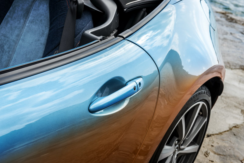 Illustration for article titled Placate Your Fears Of Global Economic Collapse With This Two-Tone Miata With A Denim Interior